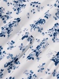 Macro des détails de l'imprimé floral et du tissu plissé sur la robe d'été
