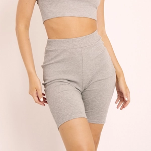 Completo due pezzi in maglia a coste grigio chiaro con pantaloncini a vita alta e top