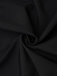 Nahaufnahme der schwarzen Textur des glatten Stoffes mit elegantem Faltenwurf und Schatten