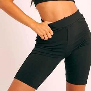 Pantaloncini da ciclista neri a vita alta da donna con trama a coste e vestibilità slim
