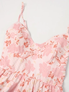 Détail d'une robe à col en V avec bretelles réglables et taille froncée fleurie