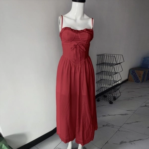 Dunkelrotes Trägerkleid mit quadratischem Ausschnitt, Schleife, Spitze und Schlitz für den Sommer