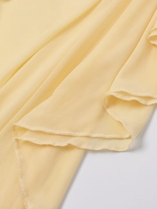 Détails du tissu en maille jaune clair avec bordure ondulée et coutures de surjet précises