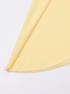 Détails de couture surjetée sur l'ourlet de la robe en tulle jaune pâle en gros plan