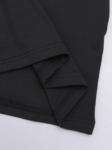 Detaillierte Nahaufnahme des hochwertigen Doppelsaums und der Strickstruktur eines schwarzen Kleides