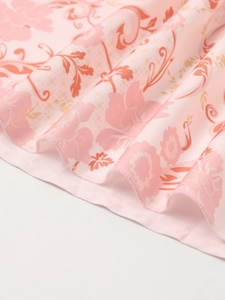 Détail du tissu à imprimé floral avec couture de qualité sur une robe d'été rose clair