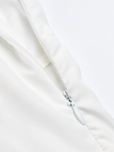 Detailansicht des unsichtbaren Reißverschlusses an einem weißen rückenfreien Maxikleid