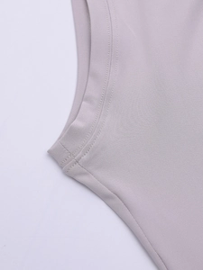 Détail du tissu tricoté lilas clair avec des coutures renforcées à double aiguille