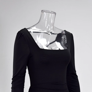 Dettaglio del top nero a collo quadrato con maniche lunghe in tessuto a maglia elastica
