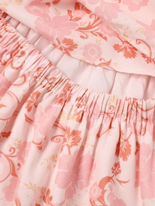 Détail de la taille élastique et des volants superposés sur la robe longue à fleurs