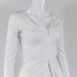 Detail eines weißen Rippstrick-Cardigans mit einem funktionalen silbernen Zwei-Wege-Zipper