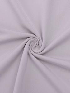 Gros plan détaillé du tissu lilas en soie de lait montrant la texture fine du tricot vertical