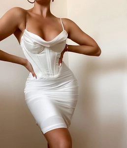 Détail de la robe corset en satin blanc avec décolleté drapé élégant et fronces