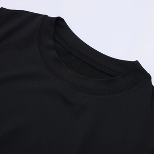 Détail du col rond avec double couture sur le débardeur noir en maille de qualité