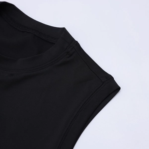 Détail du col rond et des coutures de précision sur ce débardeur noir en maille extensible