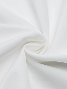 Nahaufnahme von weißem Faltenstoff mit elegantem Fall und weicher Texturoberfläche