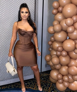 Détail de la robe corset en satin marron avec fines bretelles et taille froncée