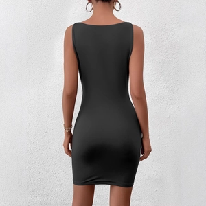 Eng anliegendes schwarzes ärmelloses Minikleid mit figurbetonter Form und Stretchstoff