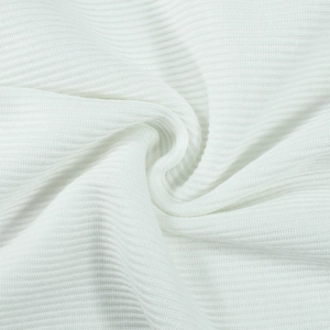 Makroaufnahme von weißem Rippstrickstoff mit weichen Schatten und vertikalen Streifendetails