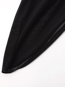 Détail macro du tissu en maille noire montrant la texture fine et les coutures de qualité