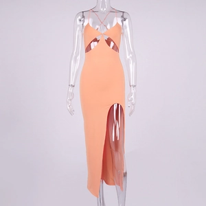 Détail d'une robe longue orange col en V avec découpe à la taille et fente haute