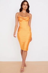 Vue détaillée d'une robe midi en satin orange vif avec corset et fines bretelles