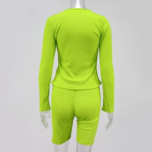 Rückansicht des neonfarbenen Rippstrick-Sets mit Langarm-Top und Radlerhose