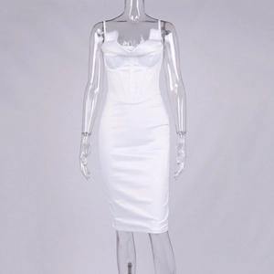 Détail de robe en satin blanc avec col bénitier, fines bretelles et structure corsetée