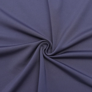 Vue détaillée de la texture fine à côtes verticales du tissu en maille violette lisse