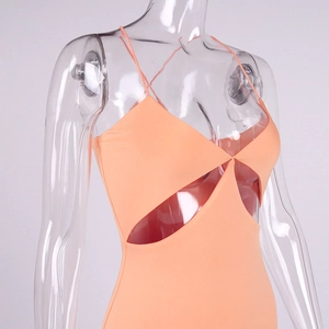 Détail de la découpe à la taille et de la fente latérale sur cette robe longue orange sexy