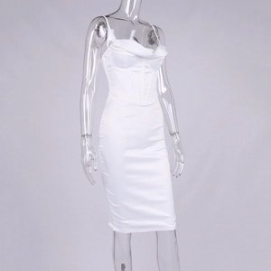 Détail de la robe en satin blanc avec col bénitier et structure corsetée