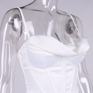 Détail de robe corset en satin blanc avec col bénitier et baleines de maintien structurées