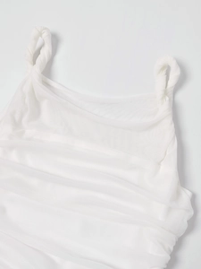Détail de la robe d'été en maille blanche avec fronces délicates et bretelles torsadées