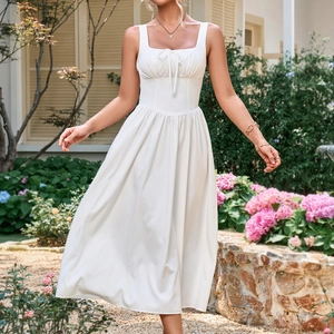 Elegantes weißes Maxikleid mit eckigem Ausschnitt, rückenfrei und schmaler Taille