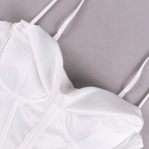 Gros plan du haut corset en satin blanc avec bonnets structurés et plis délicats