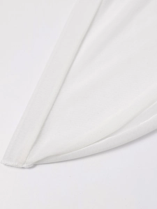Détail du tissu en maille blanche montrant une texture délicate et des coutures fines