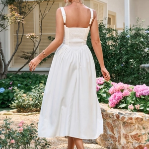 Elegantes weißes rückenfreies Sommerkleid mit elastischem Kordelzug und fließender A-Linie