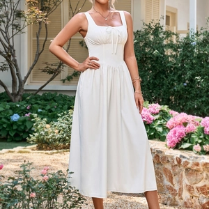 Elegantes weißes Midikleid mit Karree-Ausschnitt, Rückenausschnitt und Taillierung