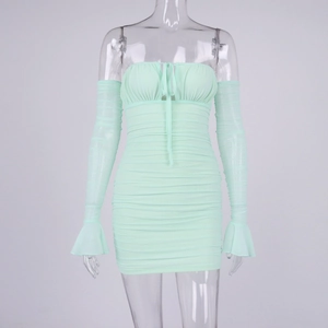 Détail d'une robe froncée vert menthe avec manches évasées en mesh et col à nouer