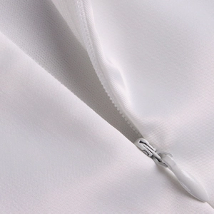 Vue détaillée d'une fermeture éclair invisible blanche sur tissu en satin élégant