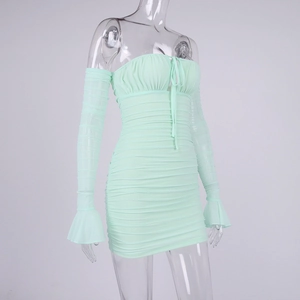 Détail d'une mini robe bustier vert menthe avec manches évasées en tulle drapé