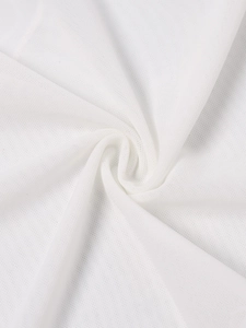 Détail macro de la texture du tissu en maille blanche avec plis délicats et micro-perforations