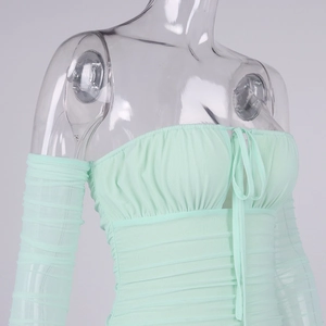 Détail de la robe en mesh vert menthe avec fronces et cordon de serrage au buste