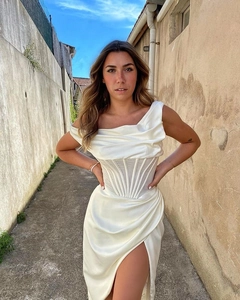Détail de la robe en satin blanc avec corset transparent à la taille et fente latérale