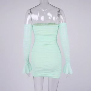 Détail de la robe moulante vert menthe avec plissage horizontal et manches cloche