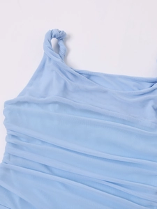 Vue détaillée de la robe en maille bleu clair avec bretelle nouée et détails froncés