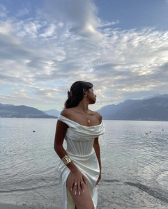 Détail d'une robe corset en satin blanc avec taille baleinée et fente latérale sur la jupe