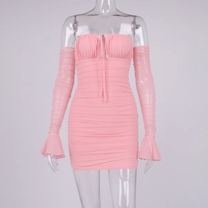 Détails de la mini robe rose froncée avec col bardot et manches évasées assorties