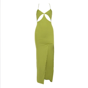 Robe longue sexy vert avocat avec col en V, découpes et fente haute sur la jambe gauche