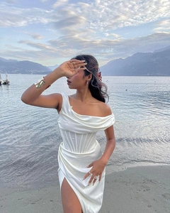 Détail de la robe en satin blanc avec structure corsetée et fente latérale élégante